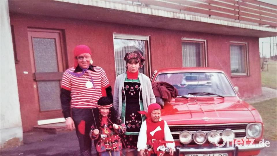 Konrad und Betty Männer haben bereits als junge Familie mit ihren Kindern (im Bild Thomas und Reinhard, von links) viele tolle Faschingstage im Heimatort Münchenreuth aktiv mitgemacht. Archivbild: Schlüsselclub Münchenreuth/exb