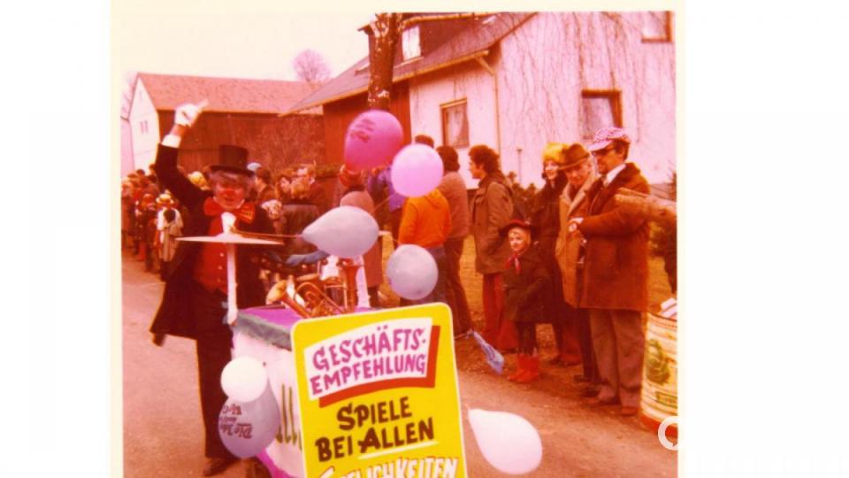 Der Musiker und einstige Bauernkapellen-Dirigent Konrad Wifling kann als einer der Gründer des Münchenreuther Faschingszugs Anekdoten aus 60 Jahren Gaudi am Dorf erzählen Archivbild: Schlüsselclub Münchenreuth/exb