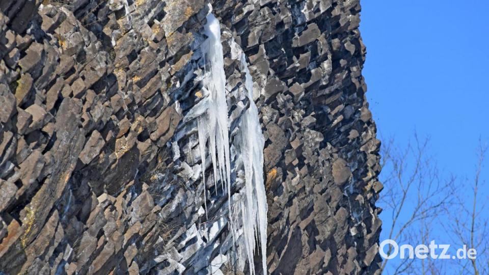 Zapfig zeigt sich der Winter derzeit am Basaltkegel in Parkstein Bild: Gabi Schönberger
