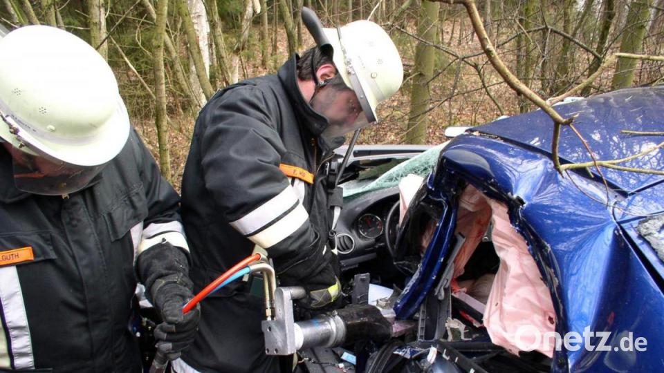 Von den Feuerwehreinsätzen entfällt nur ca. ein Drittel auf die Brandbekämpfung, der Rest sind technische Hilfeleistungen oder wie hier Rettungen (r. KBR Fredi Weiß). Bild: u