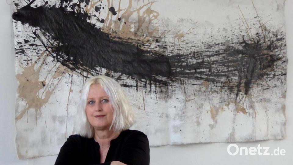 Marthe vor einem ihrer acht Bilder des Zyklus &quot;Vakuum Forte&quot; anlässlich der Corona-Pandemie. Bild: fsb