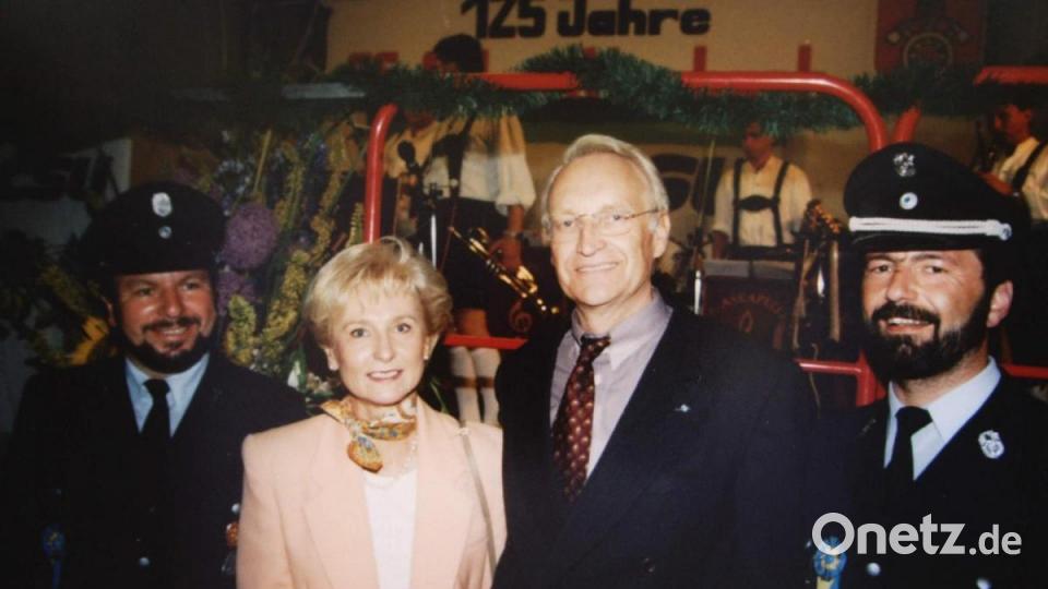 Als schönsten Moment in seiner Feuerwehrkarriere bezeichnet Fredi Weiß (r.) das 125-jährige Gründungsjubiläum seiner Schnaittenbacher Feuerwehr im Juli 1998, bei dem auch der Bayerische Ministerpräsident Edmund Stoiber mit seiner Gattin Karin zu Gast war. Links mit im Bild Vorstand Karl Hottner. Bild: u