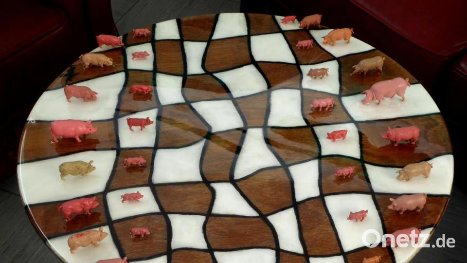 Schachtisch mit Schweinchen als Spielfiguren. Bild: fsb