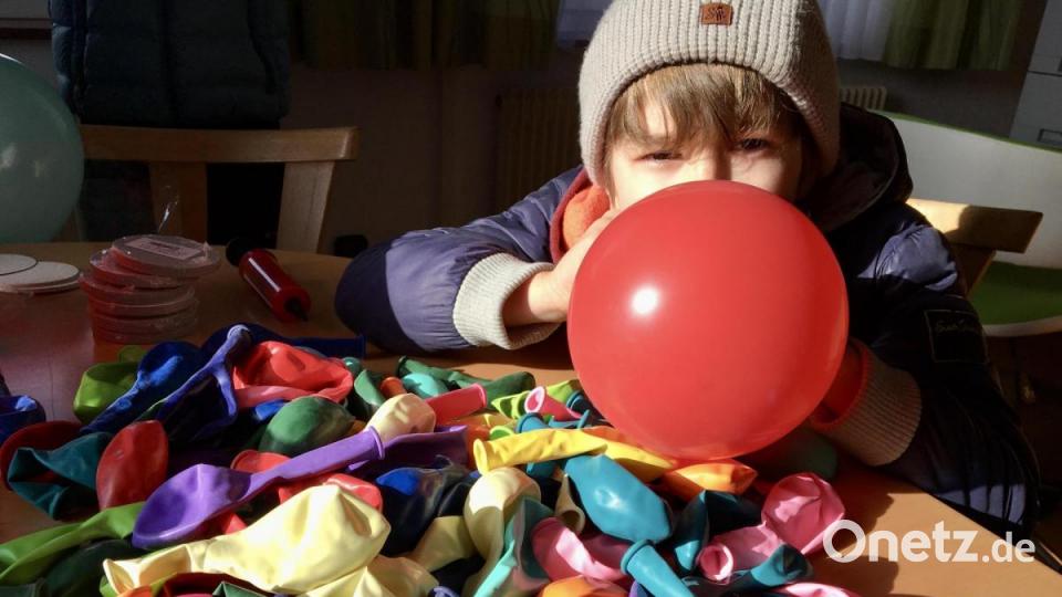 Hoffentlich geht da nicht die Puste aus: Michael (8) half fleißig beim Aufblasen der rund 500 Luftballons. Bild: gri