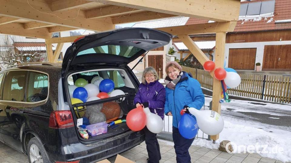 Mama und Tochter im Einsatz: Ursula Klein (links) und Daniela Brunner beim Beladen ihres Autos, Bild: gri