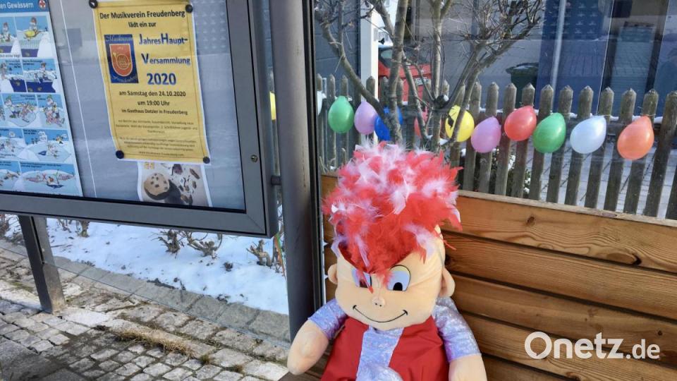 Im Bushäuschen in der Ortsmitte von Freudenberg saß das Maskottchen der Kindergarde. Bild: gri