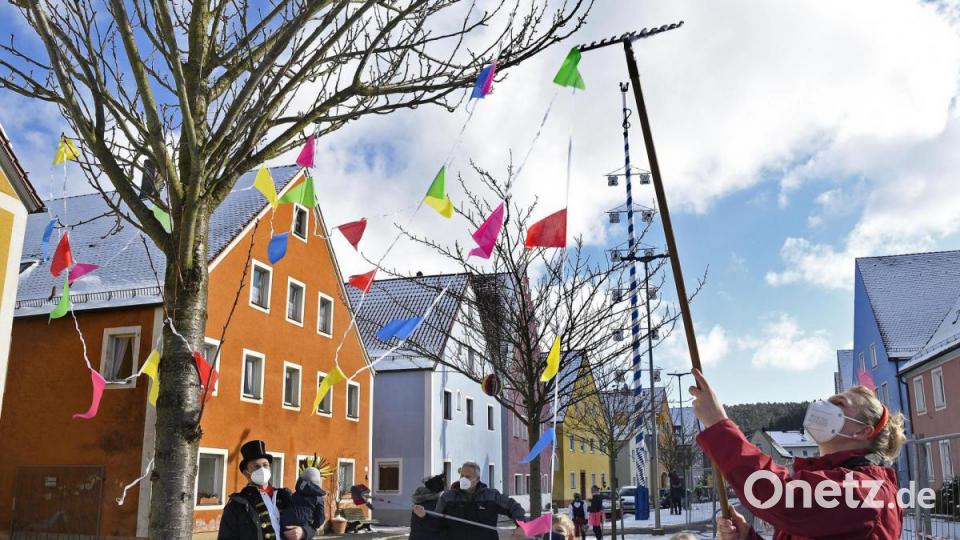 Corona-Fasching in Hohenburg: Der Obst- und Gartenbauverein und Gardemädchen schmücken Verkehrsinseln mit bunten Wimpeln. Bild: Petra Hartl