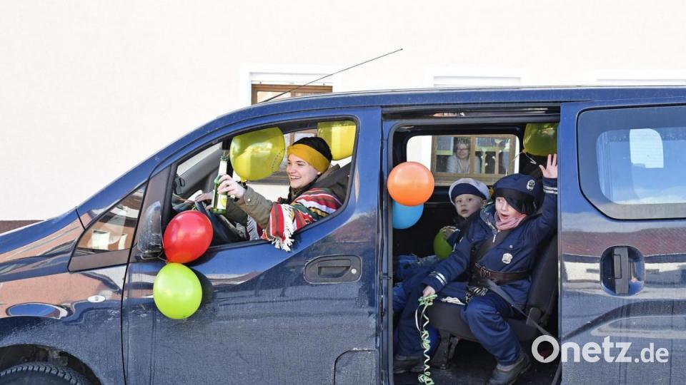Immer nur eine Familie pro Auto – alles ganz Corona-konfrom. Bild: Petra Hartl