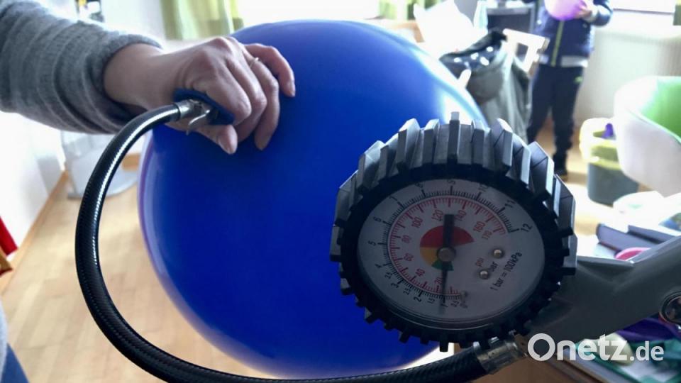Bei größeren Ballons kam technische Hilfe zum Einsatz. Familie Dotzler hat einen Kompressor zur Verfügung gestellt. Bild: gri