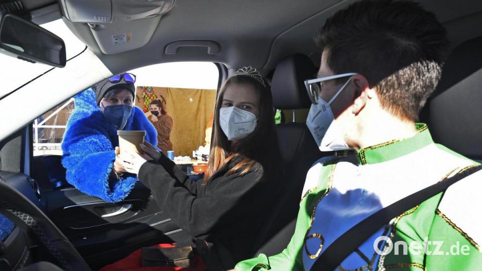 Fasching &quot;to go&quot; in Schnaittenbach: Durchs offene Autofenster werden am Festplatz Essen und Getränke zum Mitnehmen gereicht. Bild: Petra Hartl