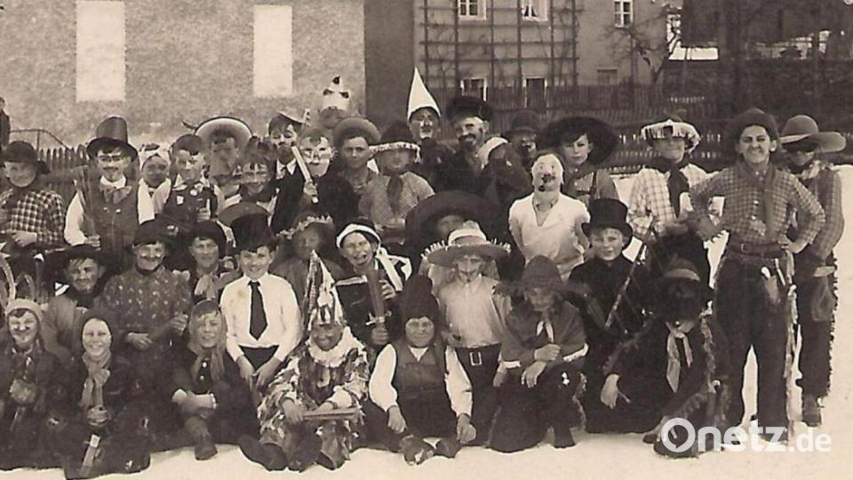 Kinderfasching in der Schule. Das Aufnahmedatum ist leider unbekannt. Bild: Archiv Werner Robl