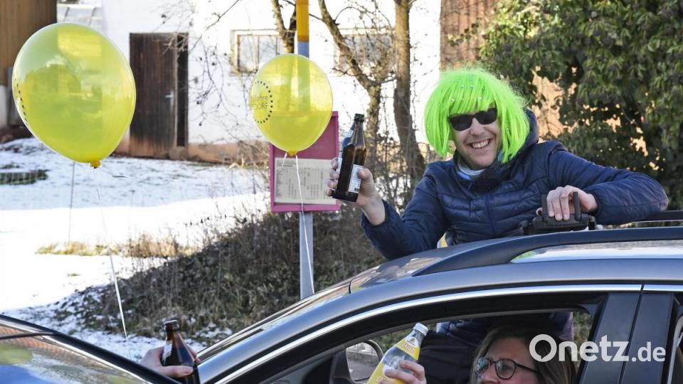 Zumindest symbolisch auf den Faschingsendspurt anstoßen, durchs offene Autofenster: Faschings-Flashmob in Etsdorf. Bild: Petra Hartl
