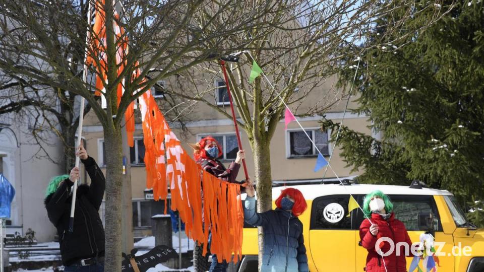 Wenigsten ein bisschen Farbe bekennen für die närrische Jahreszeit, lautete die Devise am Samstag in Hohenburg. Bild: Petra Hartl