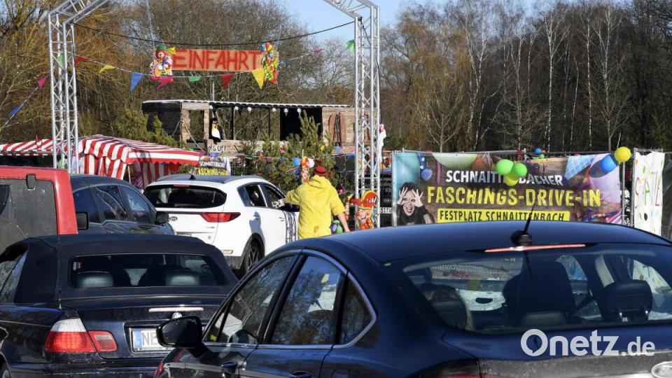 Auffallend viele NEW-Autokennzeichen zeigten, dass auch die Amerikaner großes Vergnügen am Drive-in-Fasching in Schnaittenbach hatten. Bild: Petra Hartl