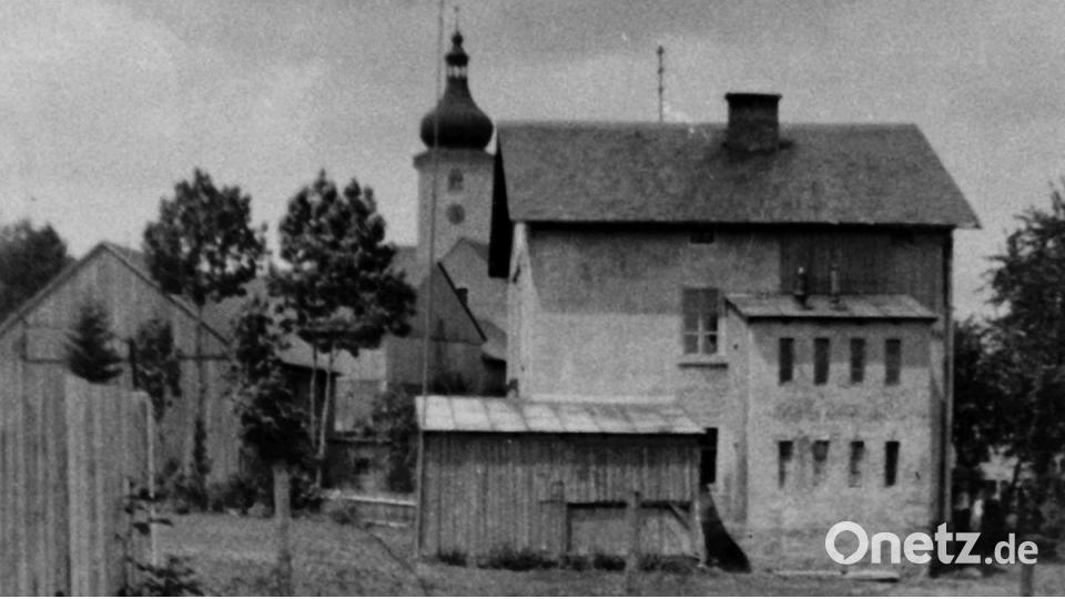 Bereits um das Jahr 1900 mussten der Neubau aufgestockt und die Anzahl der Lehrkräfte nach oben angepasst werden. Das Foto wurde um die 1940er-Jahre aufgenommen. Bild: Archiv Werner Robl