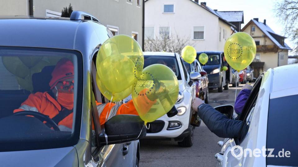 Faschingszug mal ganz anders: Die Etsdorfer machten am Samstag einen Faschings-Flashmob, eine Art Autokorso, bei dem die Teilnehmer langsam aneinander vorbei über die Dorfstraße fuhren, um sich durchs offene Autofenster und mit einem Hupkonzert zu grüßen. Bild: Petra Hartl