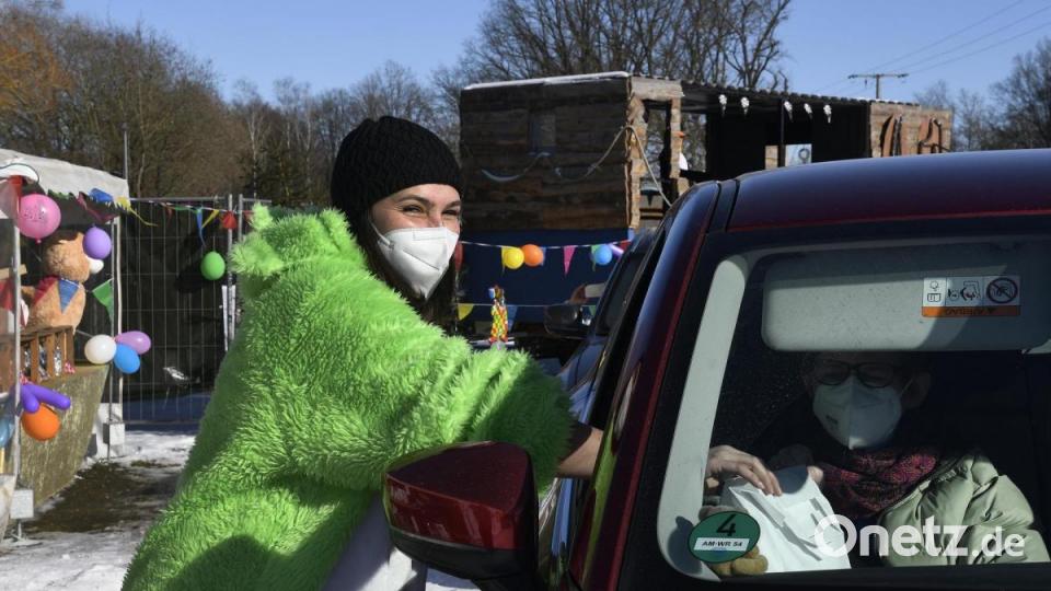 Auch wenn Corona vieles lahmlegt – kreative Köpfe zeigten am Samstag, dass trotzdem immer noch &quot;a bissl was geht&quot;, wenn man sich was einfallen lässt, zum Beispiel beim närrischen Drive-in auf dem Schnaittenbacher Festplatz. Bild: Petra Hartl