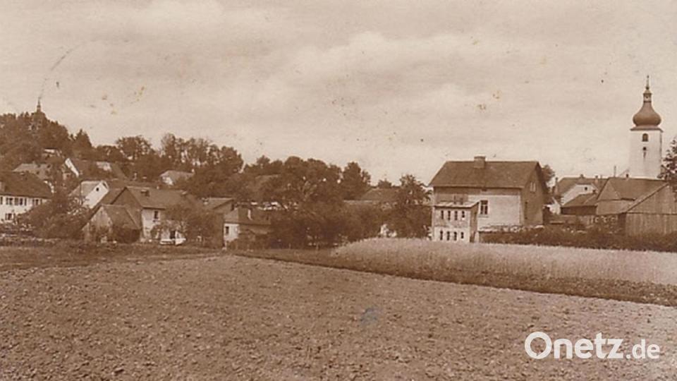 Dieses Schulhaus (im Bild links neben der Pfarrkirche) war bereits das dritte, das man in Wiesau nutzte, um die Kinder auf das Leben vorzubereiten. Bild: Archiv Werner Robl