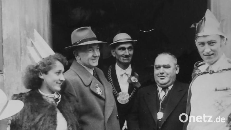 Das Prinzenpaar Mathilde und Hans mit (von links) Bürgermeister Andreas Liedl, dem Organisator des Umzugs Georg Sirtl und Stadtmitarbeiter Adolf Sperrer. Im Vordergrund Sieglinde Gebhardt. Archivbild: Robert Müller/exb