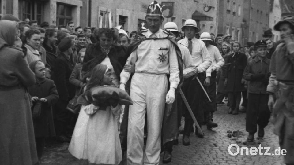 Der Hofstaat in der Bräugasse mit dem Prinzenpaar Mathilde Wiesent und Hans Ertl. Voran schreitet mit den Orden auf dem Kissen Sieglinde Gebhardt. Archivbild: Robert Müller/exb