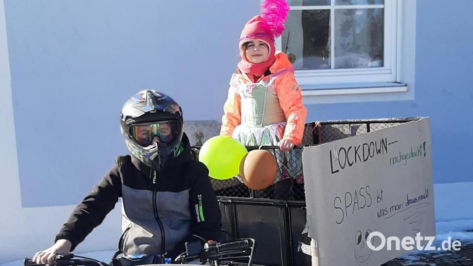 Ein bisschen Faschingszug geht immer: Paul und Ameli starten in der Hofeinfahrt der Familie Reinl in Vohenstrauß durch. Bild: Thomas Reinl