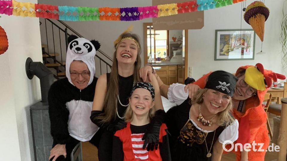 "Wir haben dieses Jahr den Fasching zu uns nach Hause geholt", schreibt Familie Nowak aus Parkstein. Bild: Familie Nowak