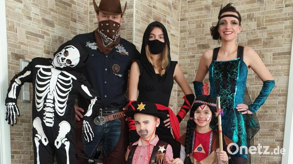 Alles, was das Narrenherz begehrt: "Hausfasching" bei den Schlagenhaufers in Pirk. Bild: Familie Schlagenhaufer