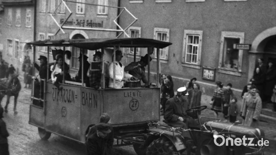 Eine Straßenbahn der Linie 27 am Kaiserberg. An der Stelle des rechten Gebäudes steht heute die Raiffeisenbank. Archivbild: Robert Müller/exb