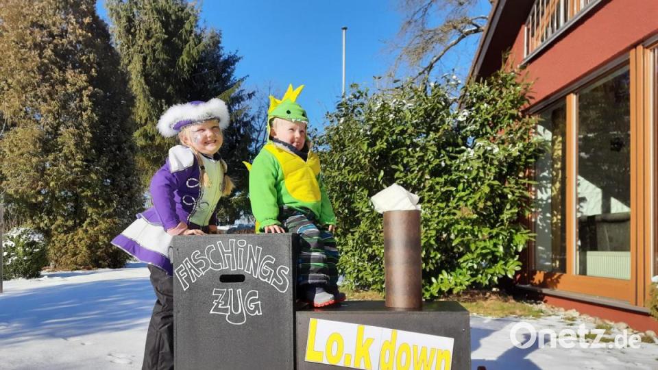 Johann Gollwitzer (67)aus Vohenstrauß bedauert: "Ich wollte wie alle Jahre meinen Betrag zum Altenstädter Faschingszug leisten und habe eine Lokomotive maskiert. Leider hat Covid 19 die Lok down gestellt." Bild: Johann Gollwitzer