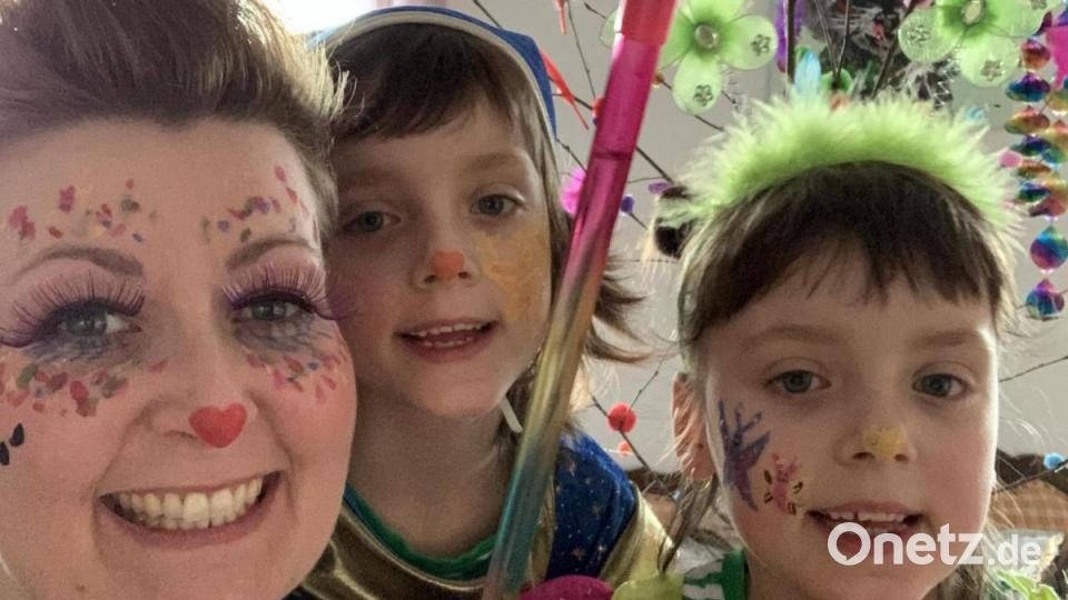 Nochmal Faschingsgaudi in Parkstein: Luisa und Laura, beide 6 Jahre alt, mit Mama Kathi. Sie sei "totaler Faschingsfan", schreibt sie. Bild: Kathrin Senft