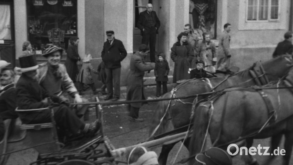 Ein Pferdegespann mit Festwagen am Kaiserberg vor dem Anwesen Weber, heute Radio Krause. Archivbild: Robert Müller/exb