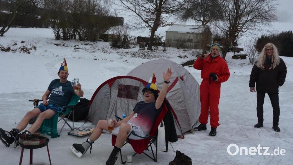 Kalt wars in Münchenreuth, nicht jedoch für diese Plößberger Camper. Bild: jr