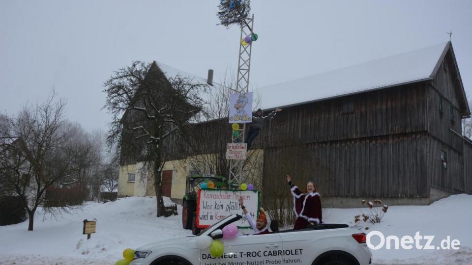 Einmal mehr ein Thema war der futuristische Konnersreuther Maibaum mit Prinzenpaar Stefanie I. und David I. Bild: jr