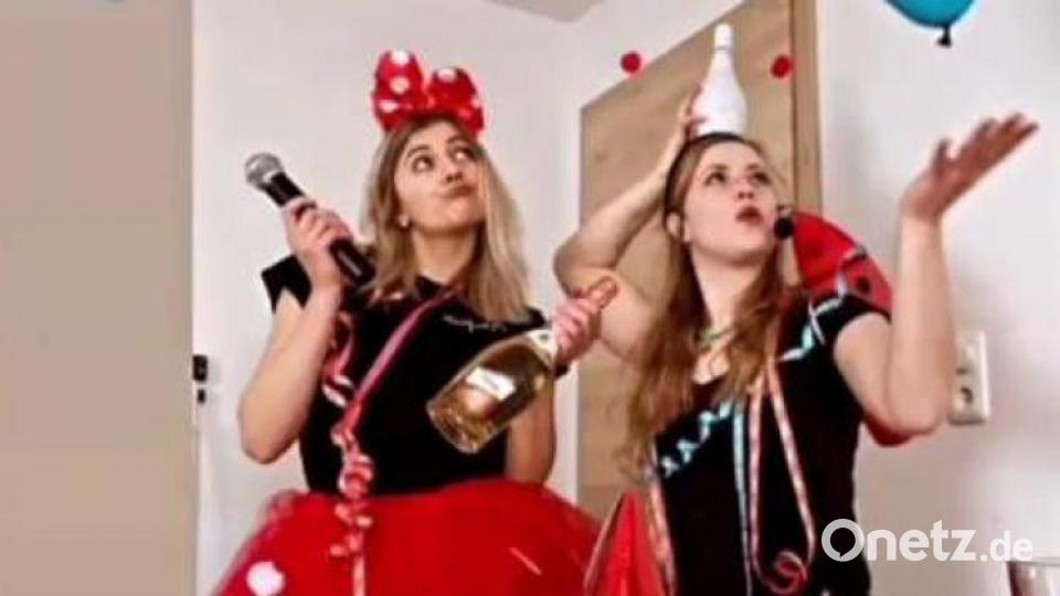 Marina (links) und Resi (rechts) moderieren den 1. Radio-Dumba-Kinderfasching mit vollem Erfolg. Bild: Radio Dumba/exb