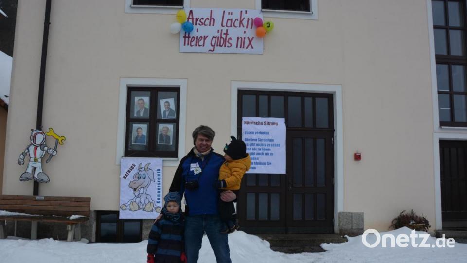 Schlüsselclub-Präsident Alexander Hübner mit seinen Kindern Jakob (links) und Oskar vor dem „verschlossenen Rathaus“. Bild: jr