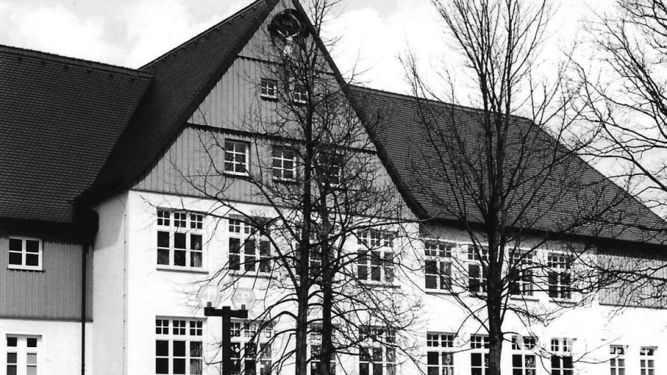 Das Erscheinungsbild der ehemaligen Schule: Im ersten Stock befindet sich der Mehrzwecksaal von Brand Archivbild: ld