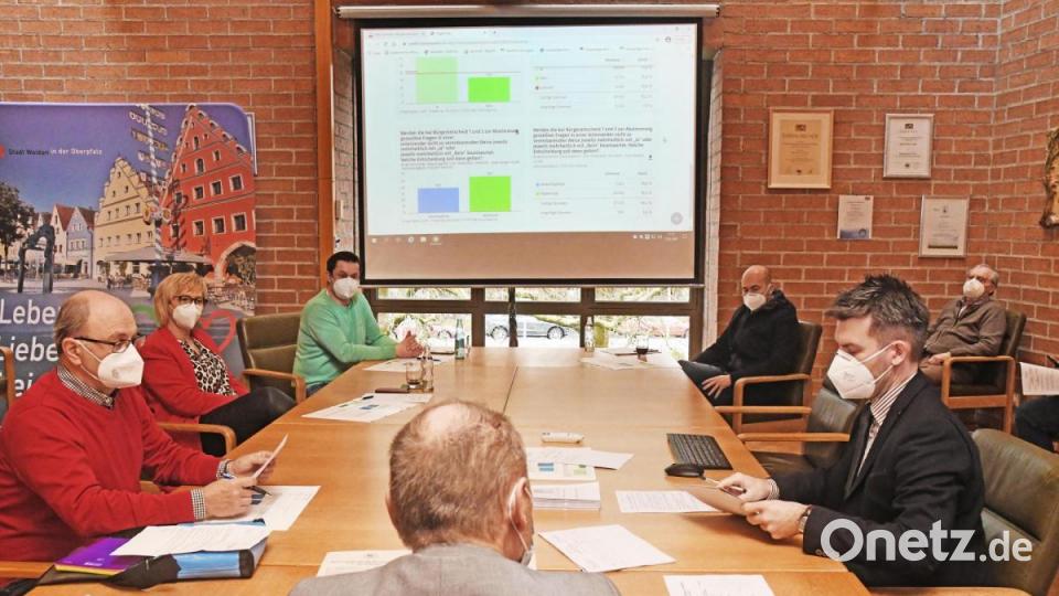 Der Abstimmungsausschuss traf sich zur Verkündung des amtlichen Endergebnisses. Bild: Gabi Schönberger