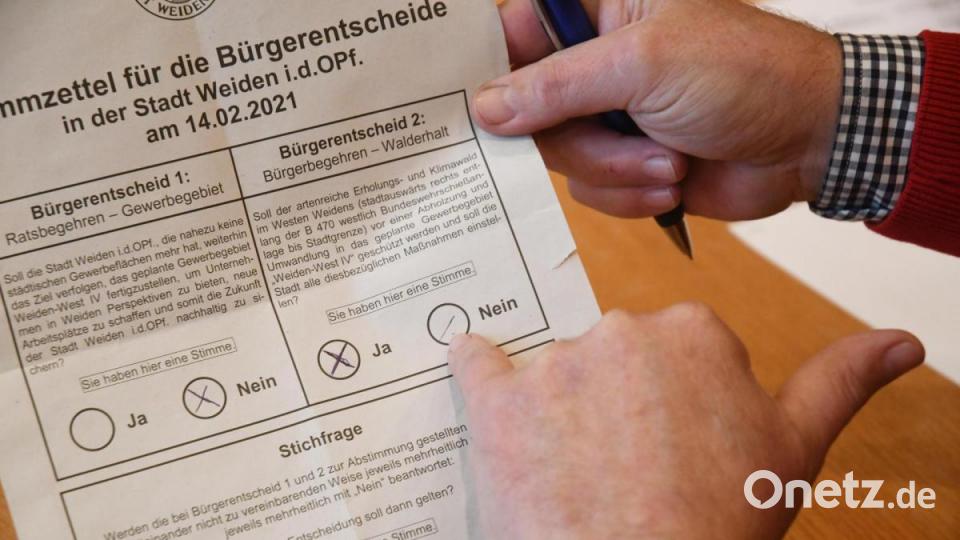 Auch dieser Stimmzettel wurde nachträglich als ungültig erklärt, denn es sind bei einer Frage beide Antwortfelder gekennzeichnet. Wahrscheinlich war sich der Wähler einfach nicht ganz sicher. Bild: Gabi Schönberger