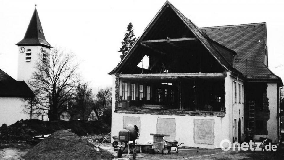 Die Bühne war zunächst auf der Westseite geplant, wo es zwei Lehrerwohnungen gab. Doch schließlich wurde an der Ostseite ein Anbau erstellt, der die Bühne beherbergt und darunter Bar und Umkleideräume. Archivbild: ld