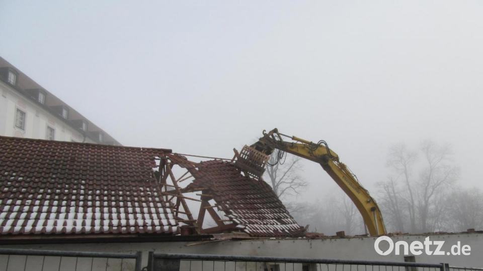 Die Abbrucharbeiten wurden am Donnerstagvormittag fortgesetzt. Die Klostermauer an der Brauhausstraße blieb bei der Aktion erhalten. Bild: pz