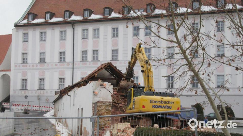 Die alten Hausmeister-Werkstätten auf dem Gelände des Klosters sind am Aschermittwoch (Bild) und am Donnerstag abgebrochen worden. Auf der Fläche sollen Parkplätze entstehen. Die Klostermauer an der Brauhausstraße blieb erhalten. Bild: kgg