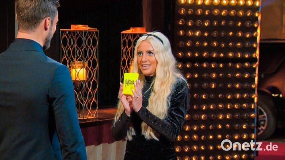 Melissa hat eine Überraschung für Bachelor Niko: eine gelbe Karte, die sie nutzt, wenn sie als Hobby-Schiedsrichterin auf dem Fußballfeld steht. Bild: TVNOW