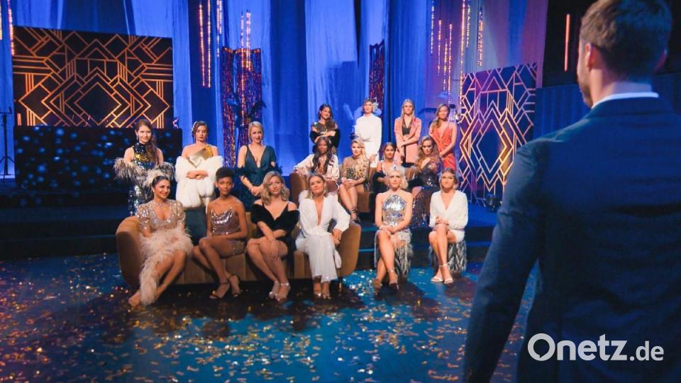 Die Bewerberinnen (Melissa ist vorne die Zweite von rechts) warten auf die begehrte Rose vom Bachelor (rechts). Bild: TVNOW
