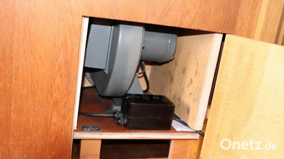 Hier im Motorkasten fand Dekanatskantor Gerd Hennecke ein Mäusenest und ein Spielzeugauto. Bild: cog