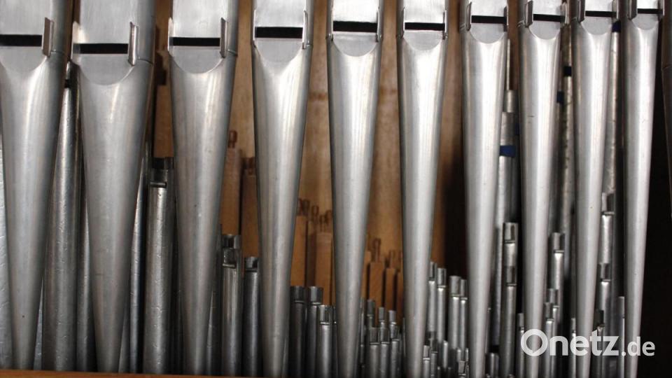 Wenn man zwischen den Prospektpfeifen, die man von außen sieht, hindurchschaut, erkennt man weitere Reihen von Pfeifen aus Metall und Holz. Bild: cog
