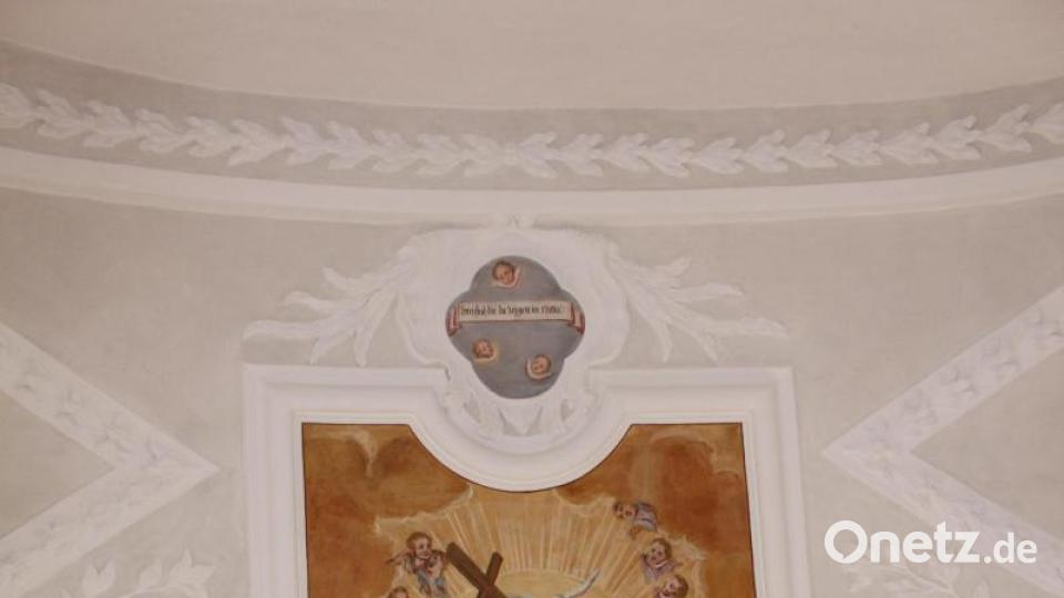 Die Engel umgeben die Dreieinigkeit und tragen diese Botschaften weiter.
Ehre sei Gott in der Höhe, 
der Vater der Sohn und der hl. Geist,
Drei sind, die da zeugen im Himmel,
und die Drei sind Eins in Gott. Bild: rpp