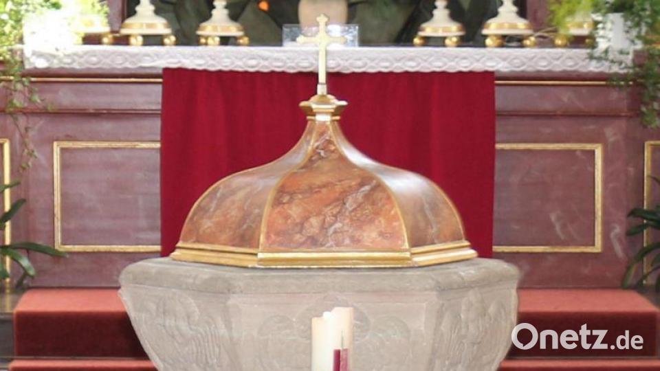 Der Taufsteinkorpus wird von Engeln getragen und auch das steinerne Becken wird von Engeln umgeben. Es lohnt sich, in der Kirche genauer hinzusehen. Bild: rpp