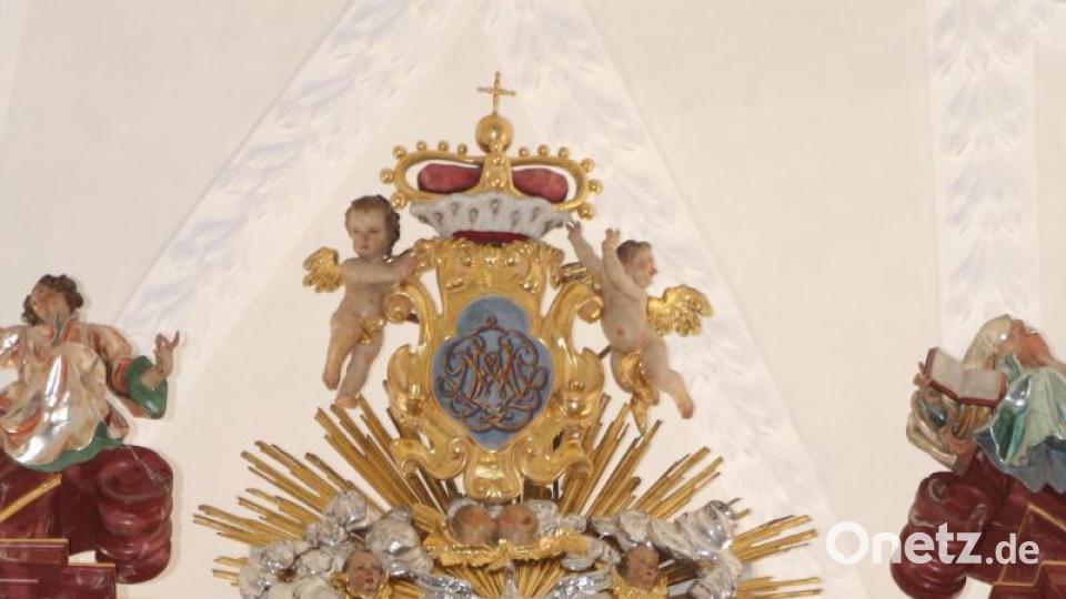 So stellen sich viele Gläubige den Himmel vor: Gott ist umgeben von vielen Engeln. Bild: rpp