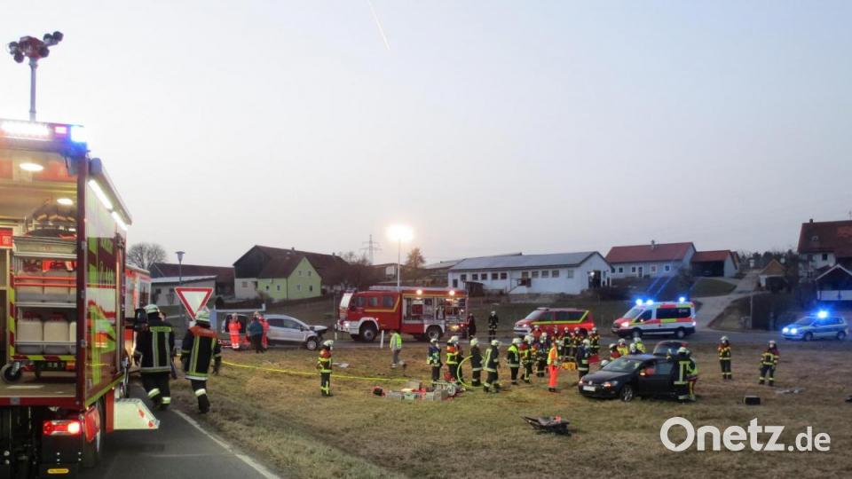 Zu einem schweren Verkehrsunfall mit mehreren verletzten Personen kam es am Dienstagabend bei Wickenricht. Bild: Polizeiinspektion Sulzbach-Rosenberg
