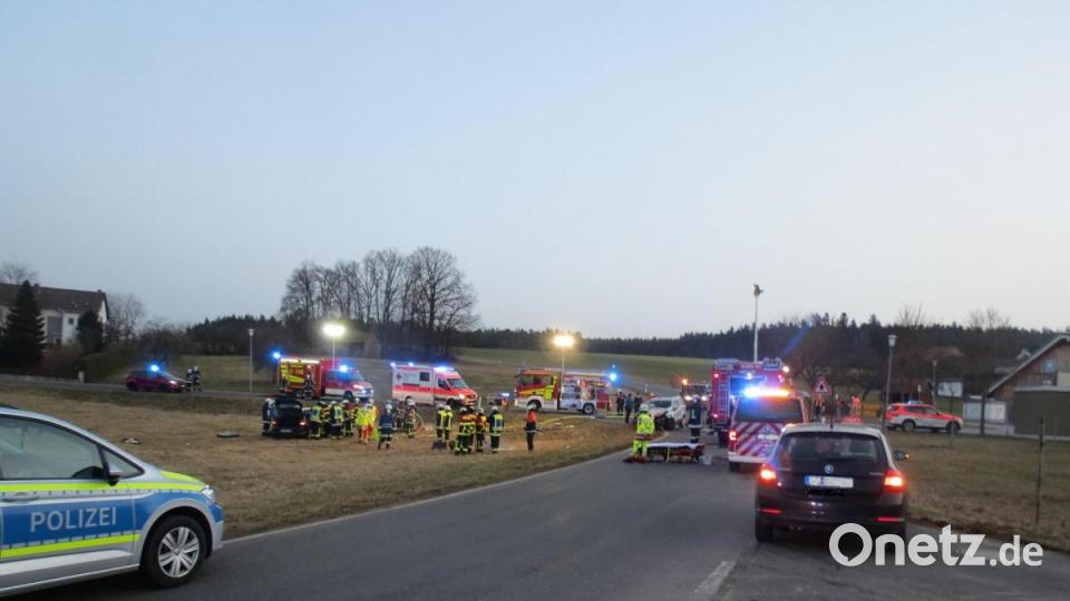 Mehrere Feuerwehren und Einsatzkräfte waren an der Unfallstelle. Bild: Polizeiinspektion Sulzbach-Rosenberg